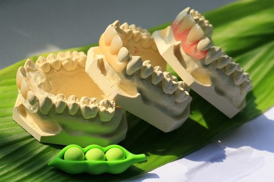 طقم أسنان مرن وغير مرئي
