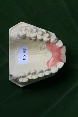 طقم أسنان مرن وغير مرئي